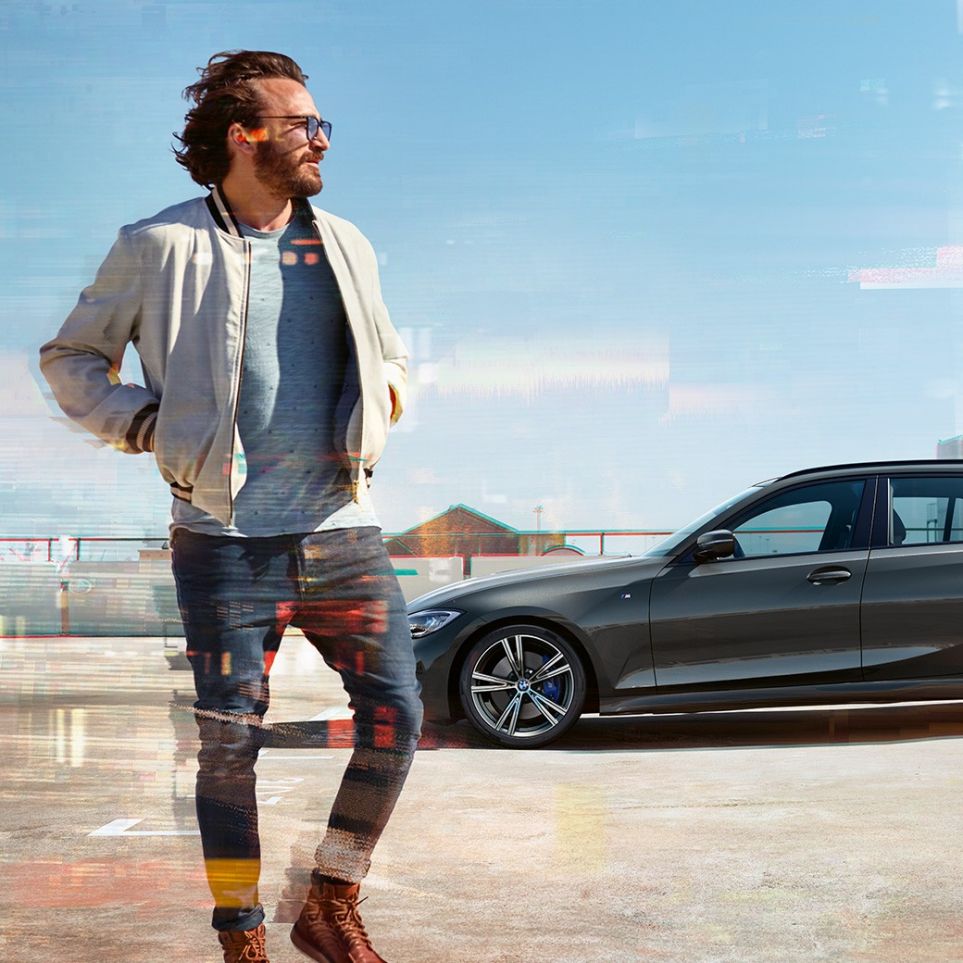 BMW Série 3 Touring, vue latérale design G21 BMW Série 3 Touring, prise de vue latérale sur un parc de stationnement dans un décor urbain G21
