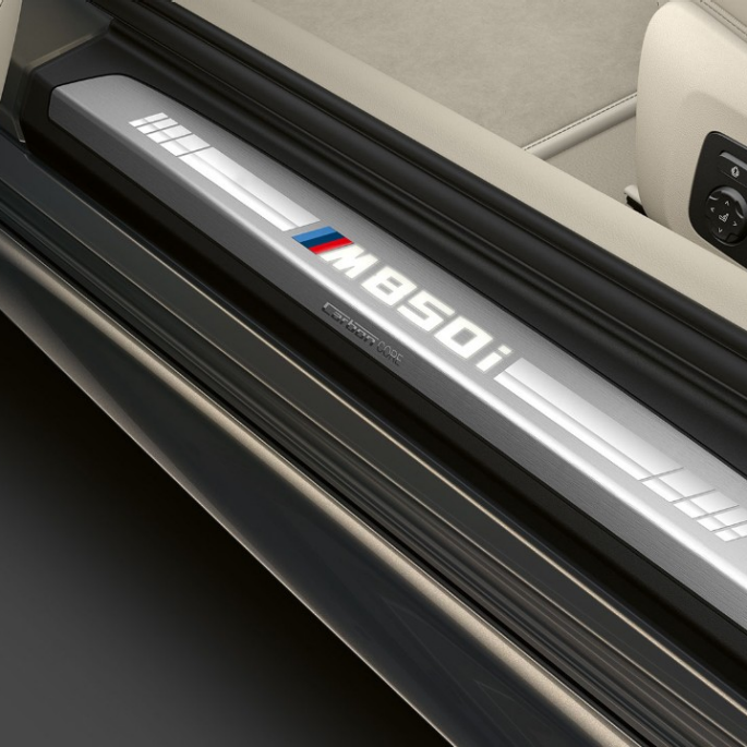 BMW M850i xDrive, Dravitgrau metallic, seuils de porte. BMW M850i xDrive, Dravitgrau metallic, seuils de porte.