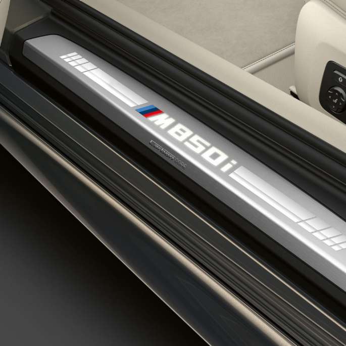 BMW M850i xDrive, Dravitgrau metallic, seuils de porte G14. BMW M850i xDrive, Dravitgrau metallic, seuils de porte G14.