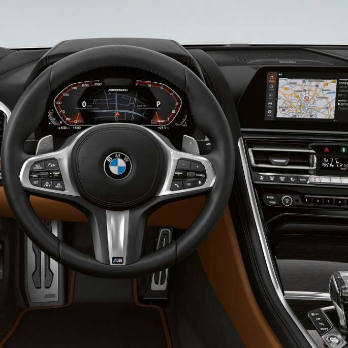 BMW M850i xDrive, Mineralweiß metallic, poste de conduite avec volant M en cuir G14. BMW M850i xDrive, Mineralweiß metallic, poste de conduite avec volant M en cuir G14.