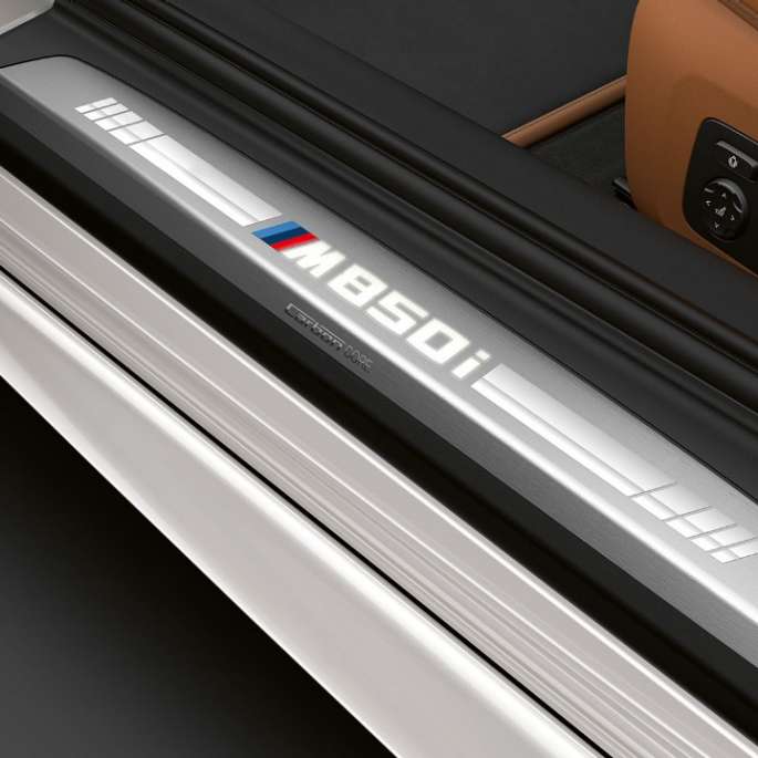 BMW M850i xDrive, Mineralweiß metallic, seuils de porte G14. BMW M850i xDrive, Mineralweiß metallic, seuils de porte G14.