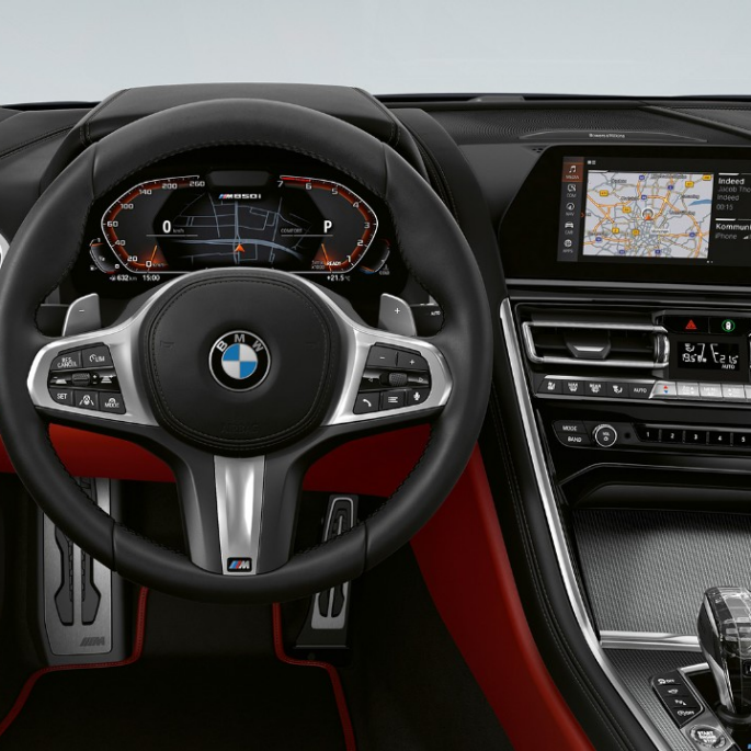 BMW M850i xDrive, Carbonschwarz metallic, poste de conduite avec volant M en cuir. BMW M850i xDrive, Carbonschwarz metallic, poste de conduite avec volant M en cuir.