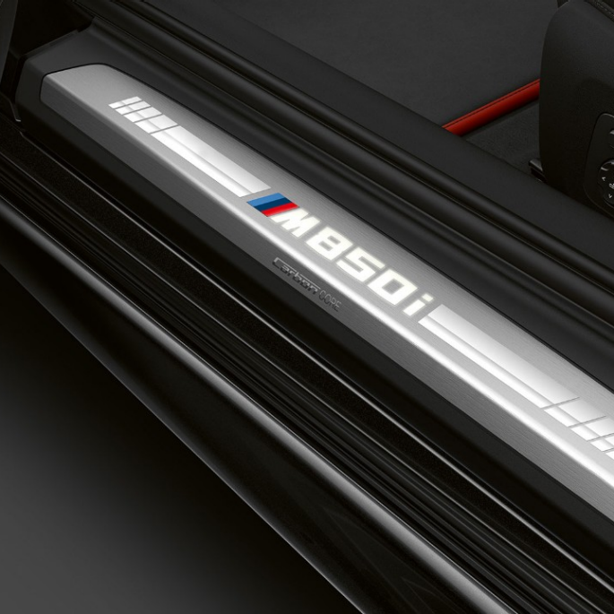 BMW M850i xDrive, Carbonschwarz metallic, seuils de porte. BMW M850i xDrive, Carbonschwarz metallic, seuils de porte.