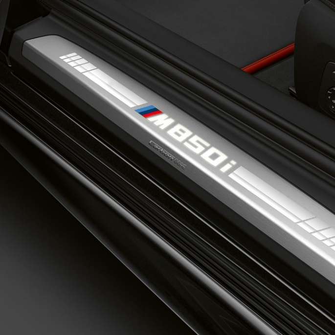 BMW M850i xDrive, Carbonschwarz metallic, seuils de porte G14. BMW M850i xDrive, Carbonschwarz metallic, seuils de porte G14.