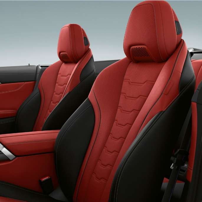BMW M850i xDrive, Carbonschwarz metallic, équipement cuir étendu BMW Individual en cuir Merino Fionarot/Schwarz G14. BMW M850i xDrive, Carbonschwarz metallic, équipement cuir étendu BMW Individual en cuir Merino Fionarot/Schwarz G14.
