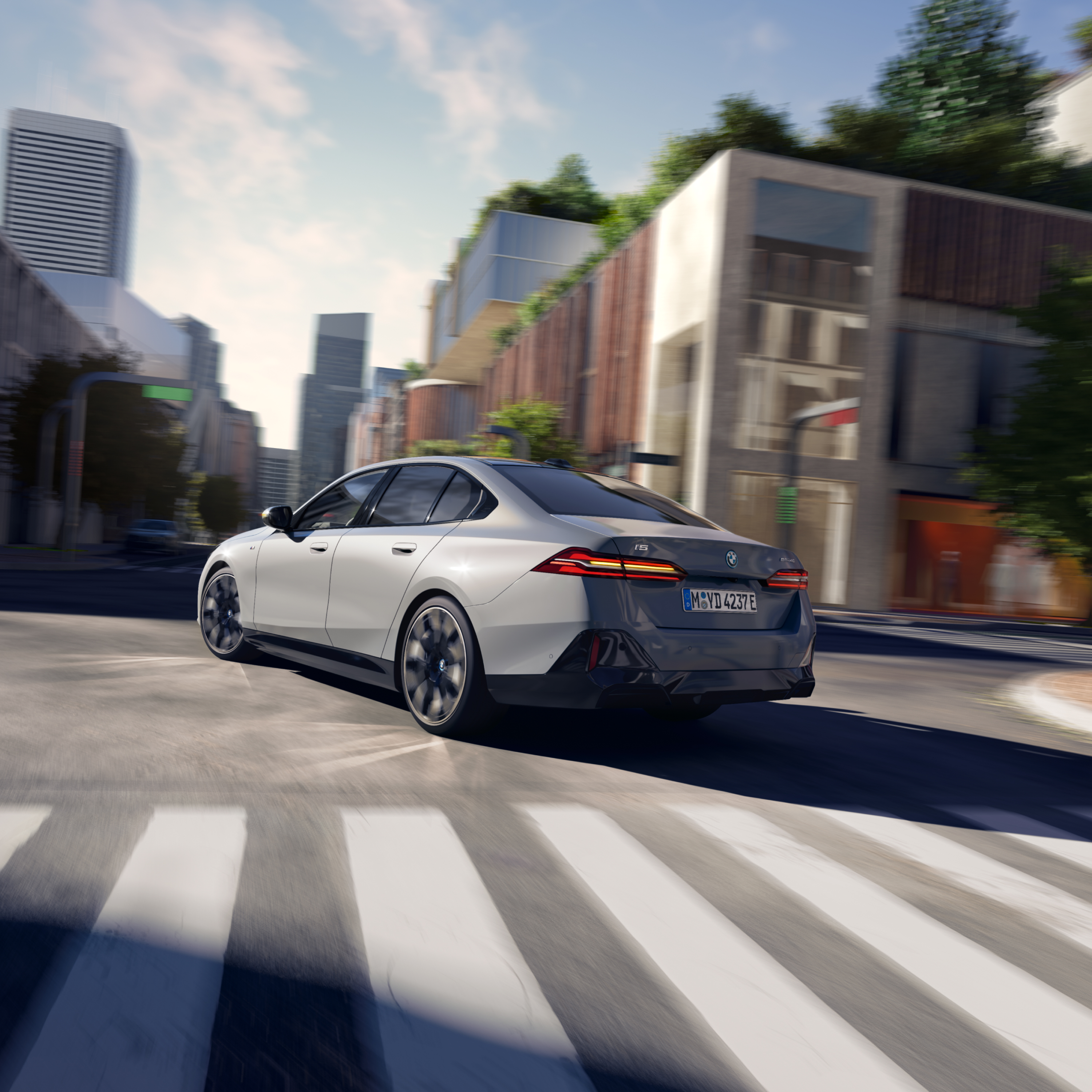 Het achteraanzicht van een grijze BMW i5 in de stad