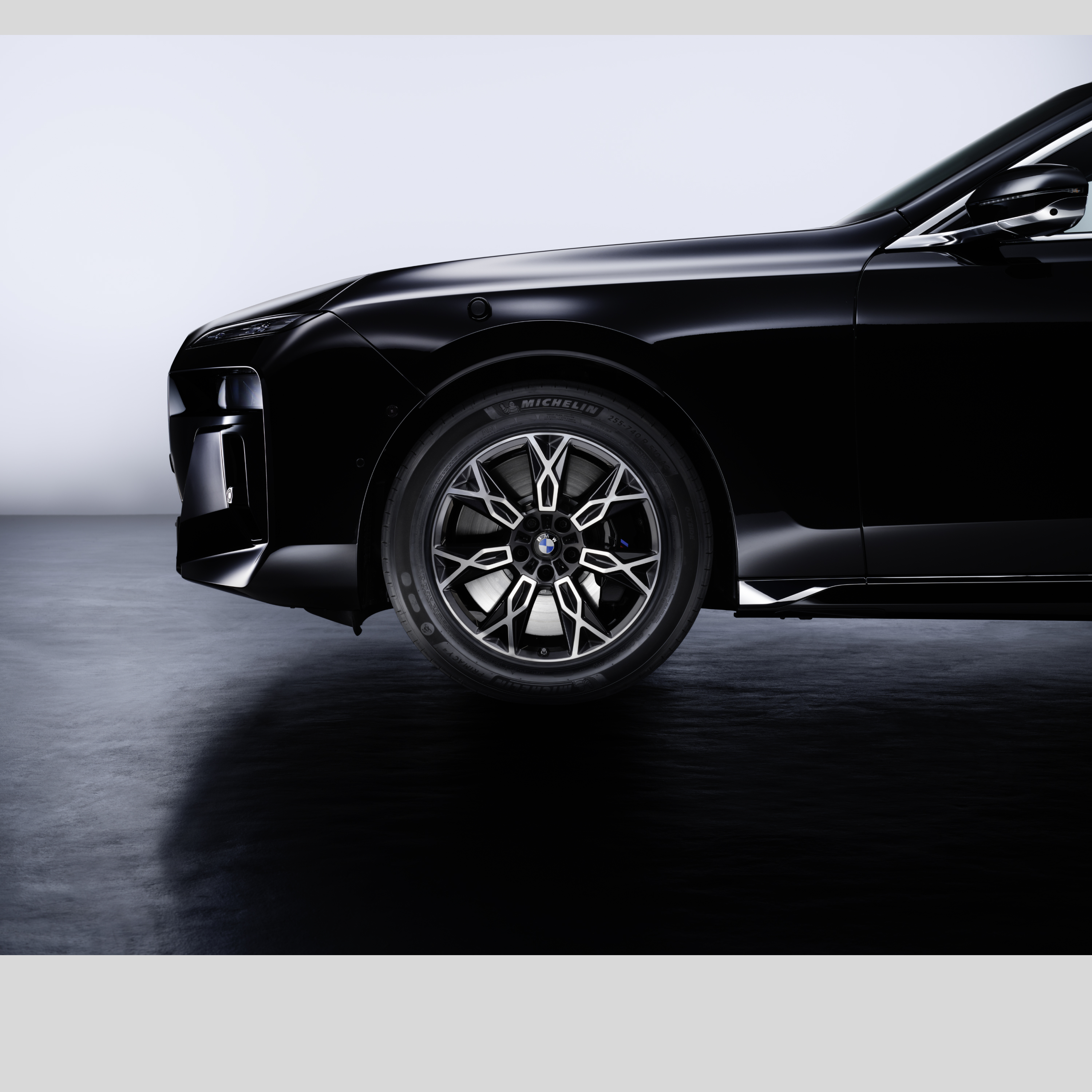 Een BMW voorwiel met band in detail