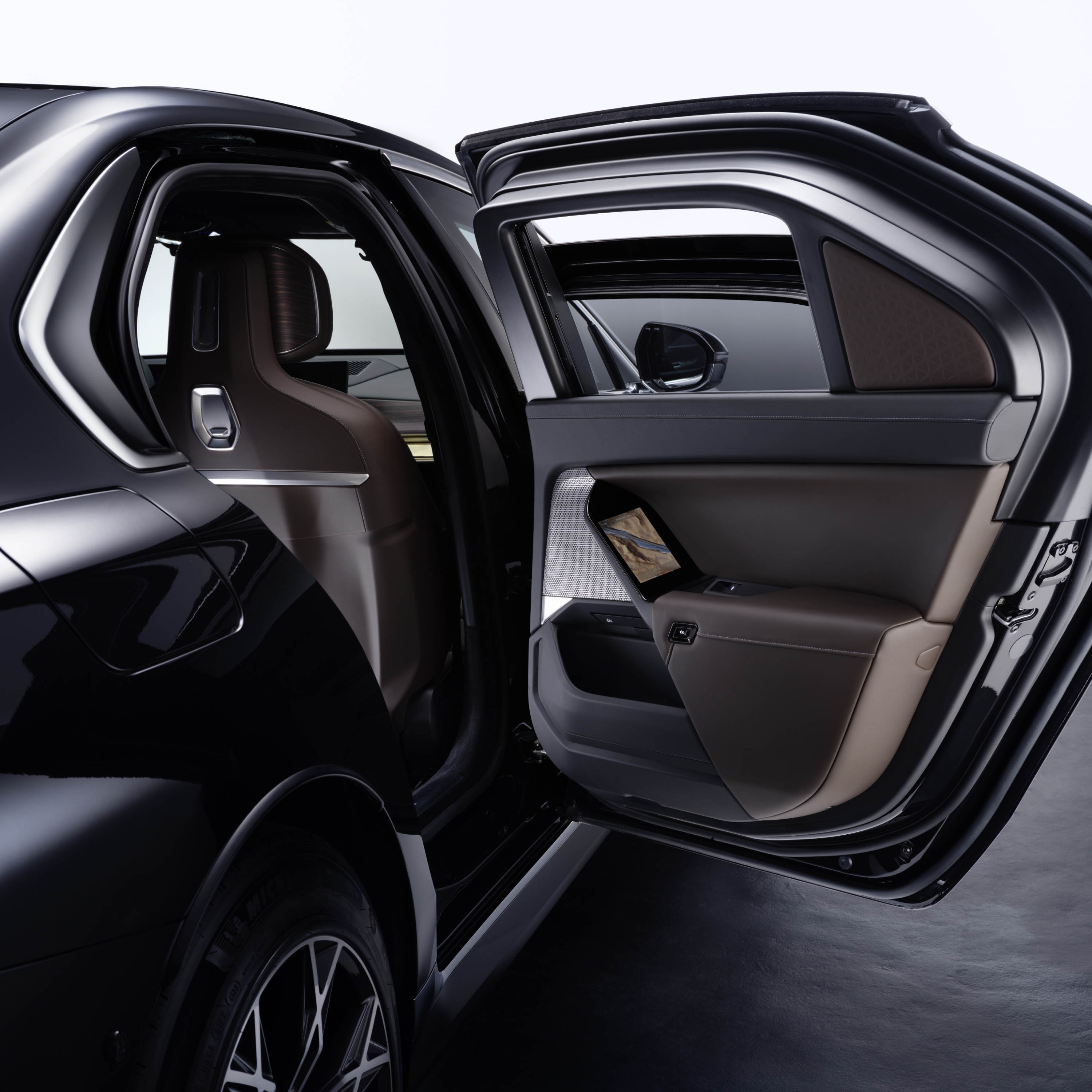 Een BMW met een open deur in detail