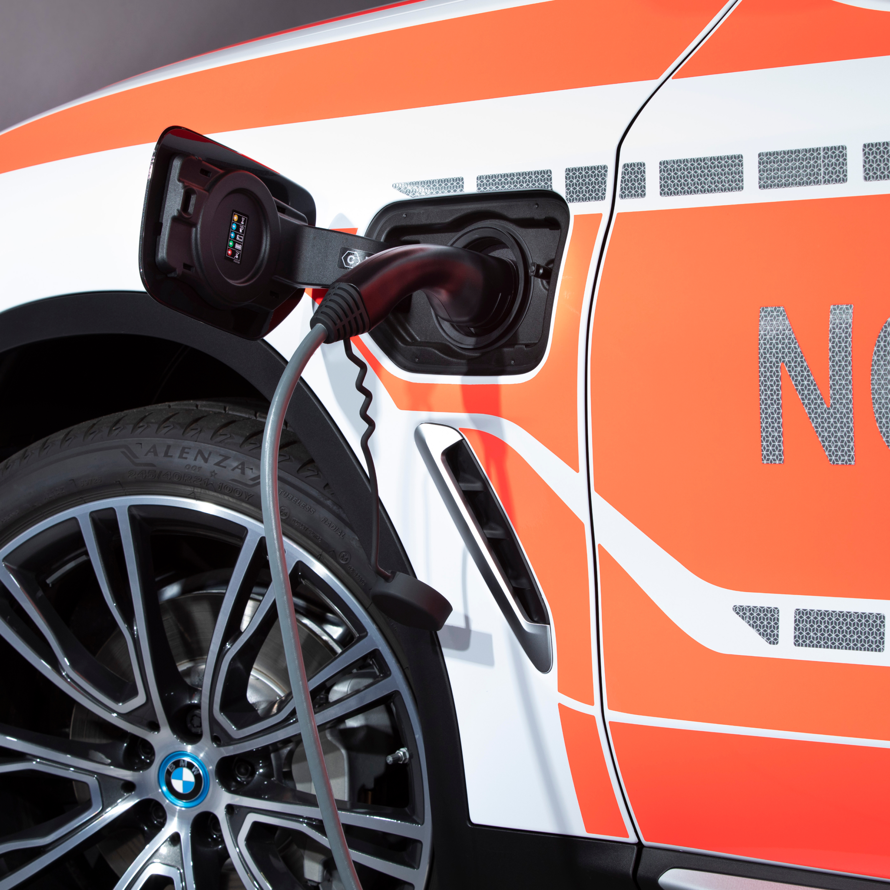 Een plug-in-hybride interventievoertuig van BMW wordt opgeladen Detail laadkabel