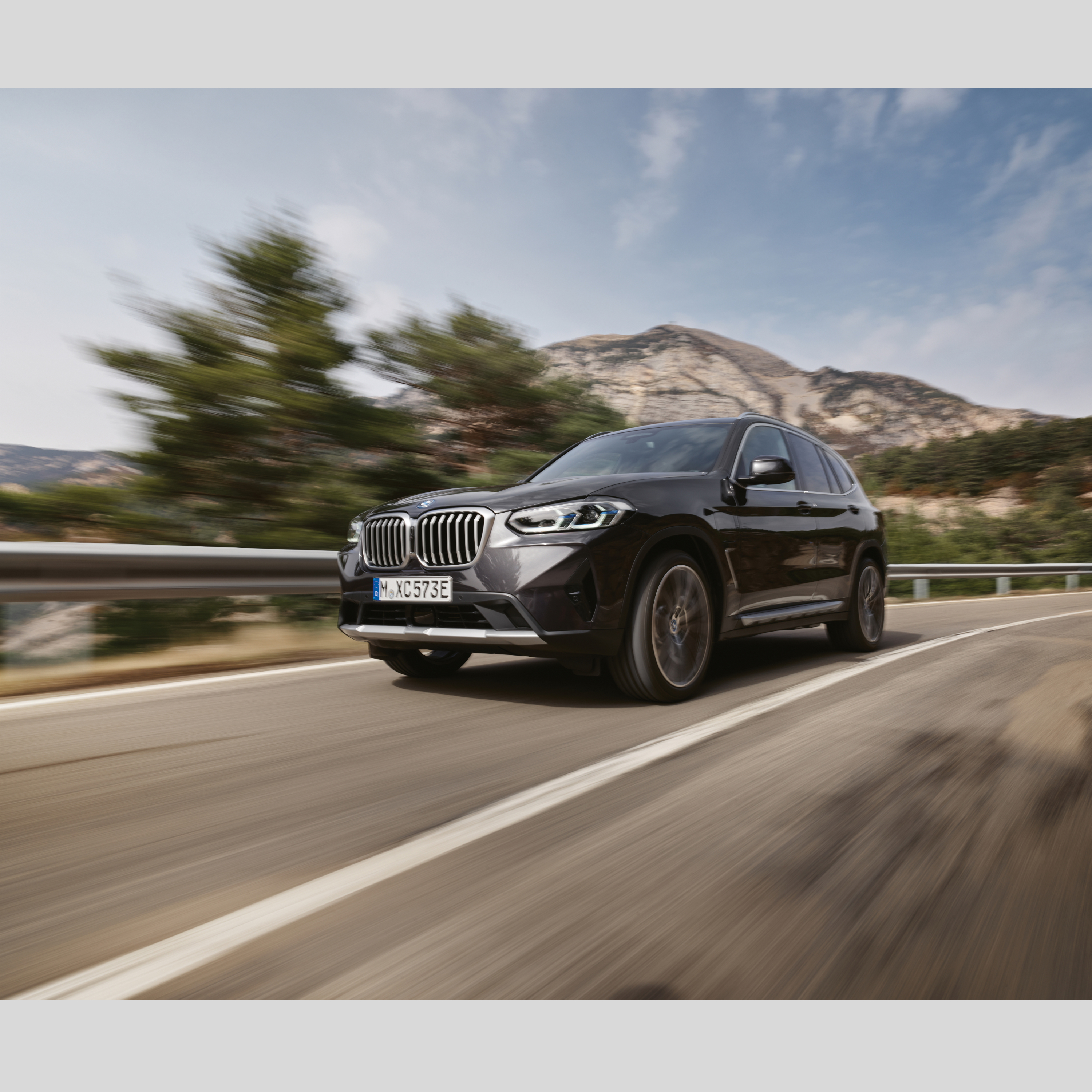 Een BMW interventievoertuig rijdt op een weg