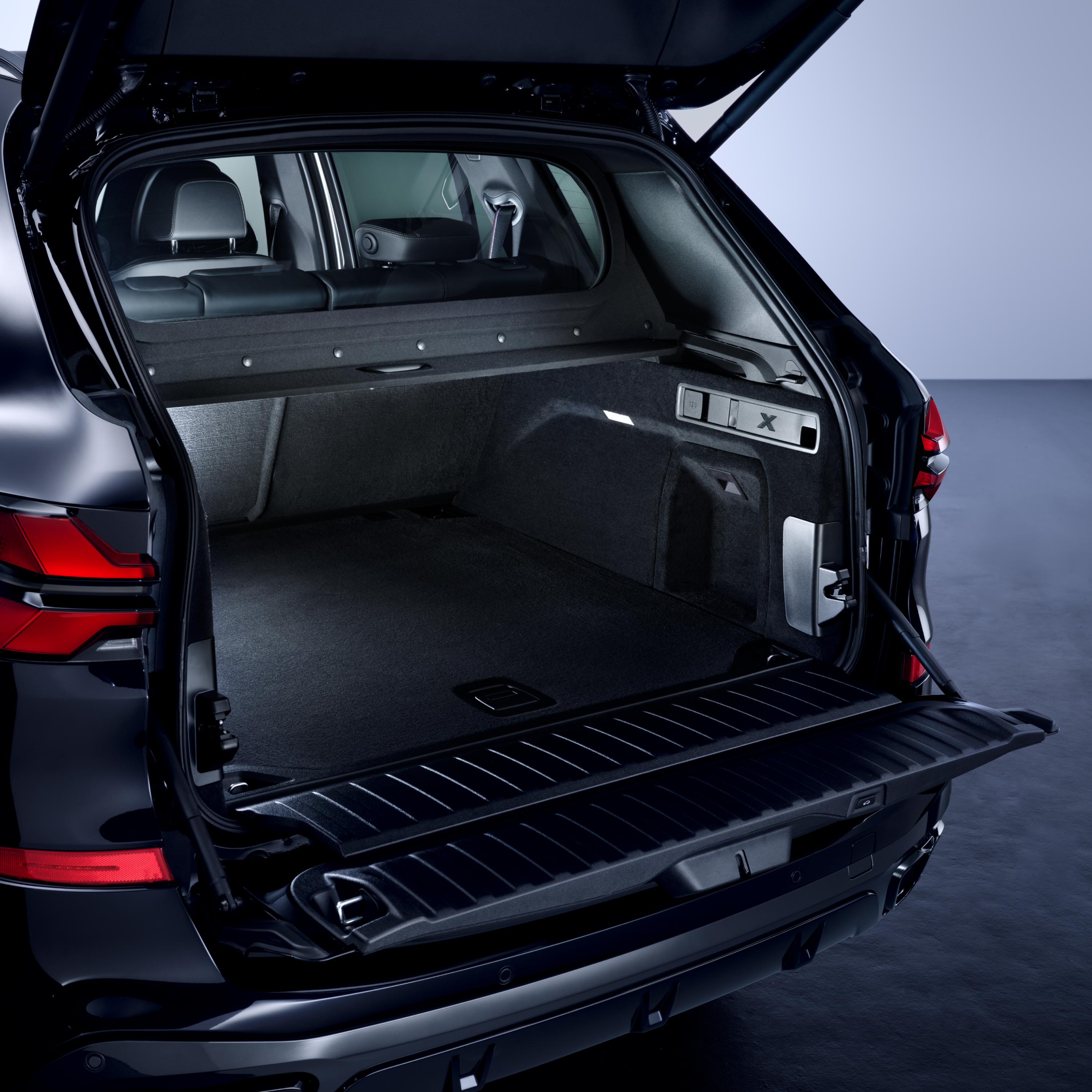Detailweergave van de geopende achterklep van een beveiligde wagen van BMW, kijkend naar de passagiersruimte