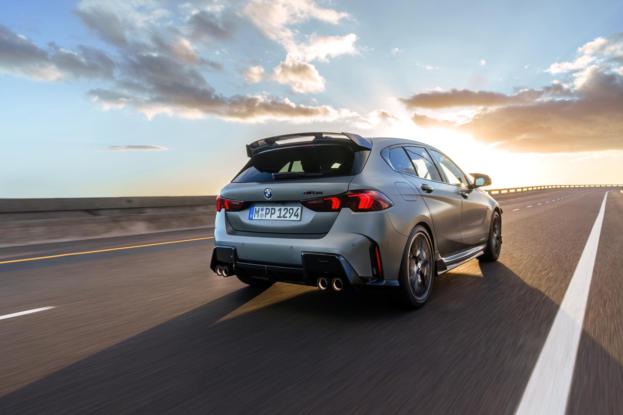 BMW rijdt op een snelweg met rijstrookbegrenzing