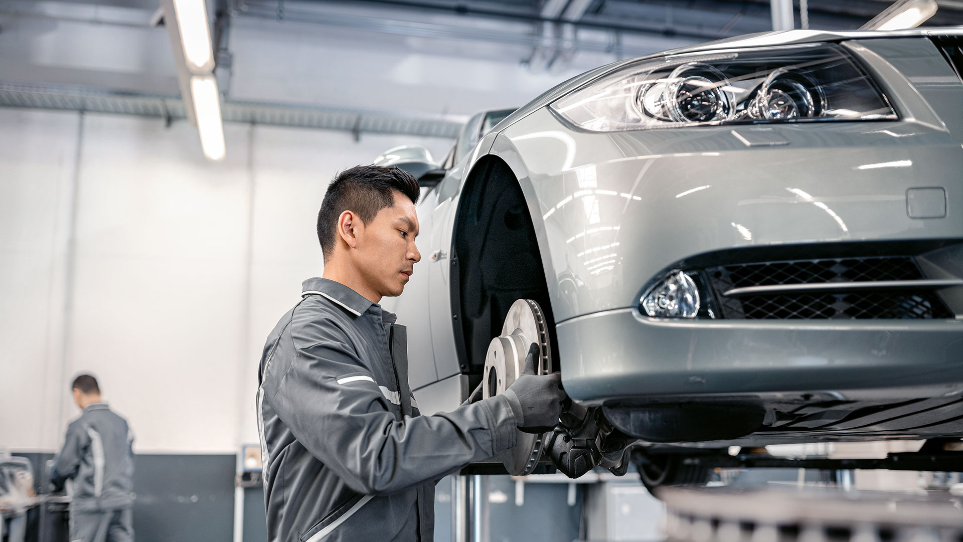 BMW hulp bij pech en ongevallen BMW reparaties en verzorging BMW reparaties en verzorging BMW hulp bij pech en ongevallen man telefoneert