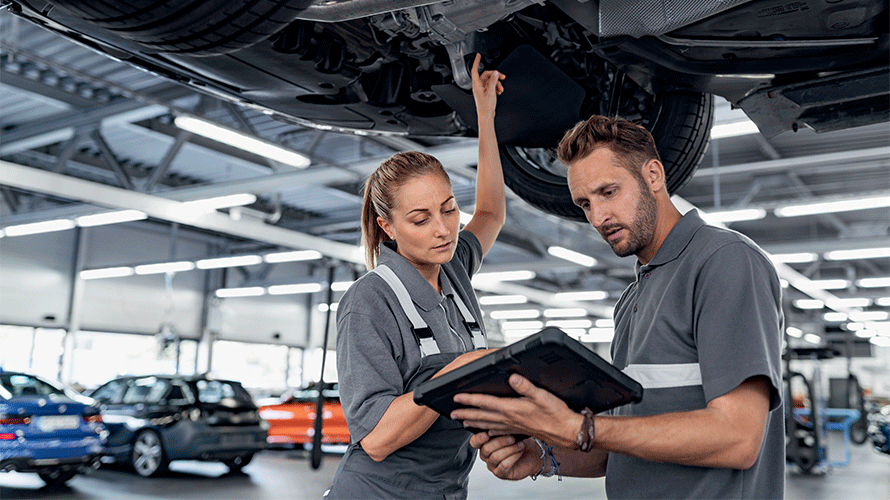 BMW hulp bij pech en ongevallen BMW reparaties en verzorging BMW reparaties en verzorging BMW hulp bij pech en ongevallen man telefoneert