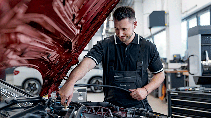 BMW servicehub BMW reparatie en verzorging BMW reparaties en verzorging BMW servicehub BMW servicemedewerker adviseert klant