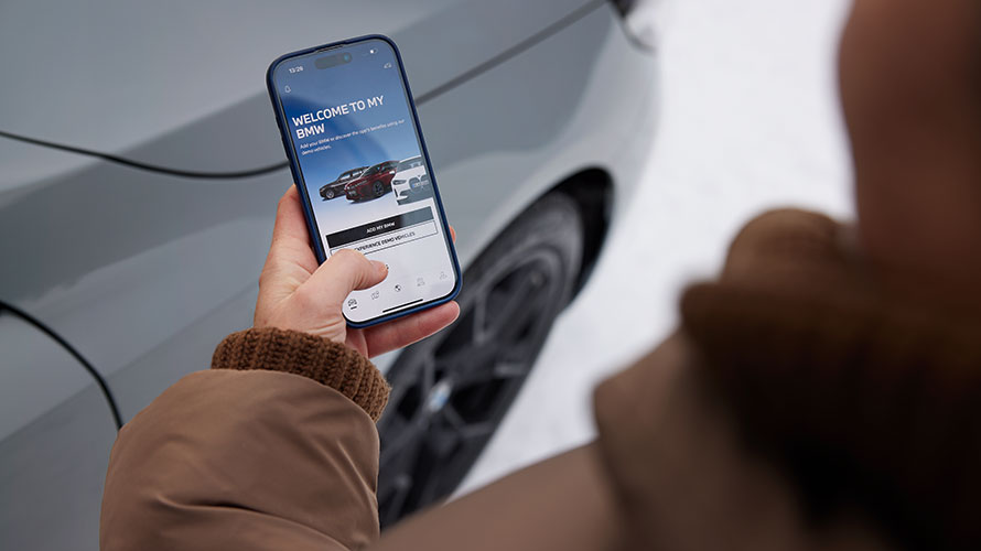 BMW servicehub BMW reparatie en verzorging BMW reparaties en verzorging BMW servicehub BMW servicemedewerker adviseert klant