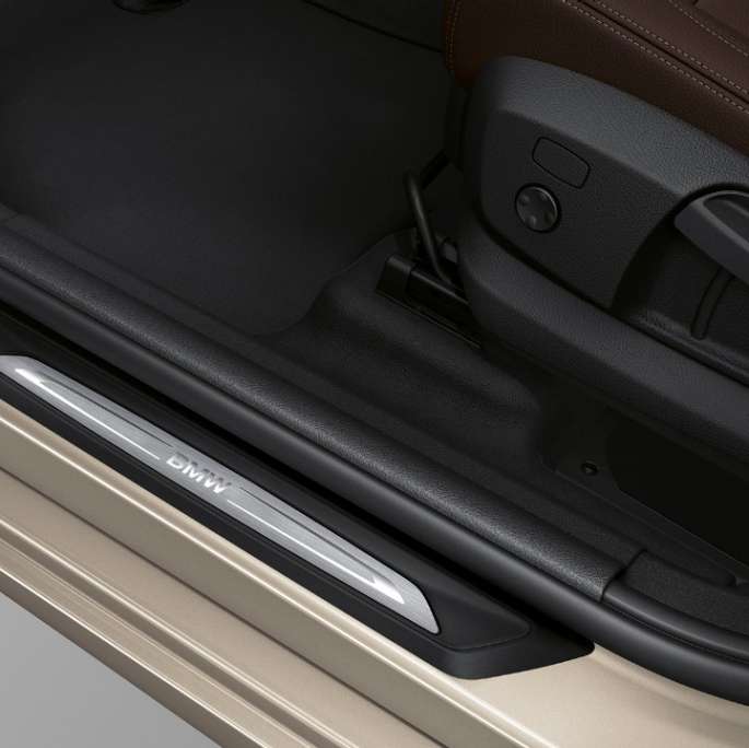 Deurdrempels BMW 2 Reeks Gran Tourer 218d xDrive Model Luxury F46 2018 Kaschmirsilber close-up 