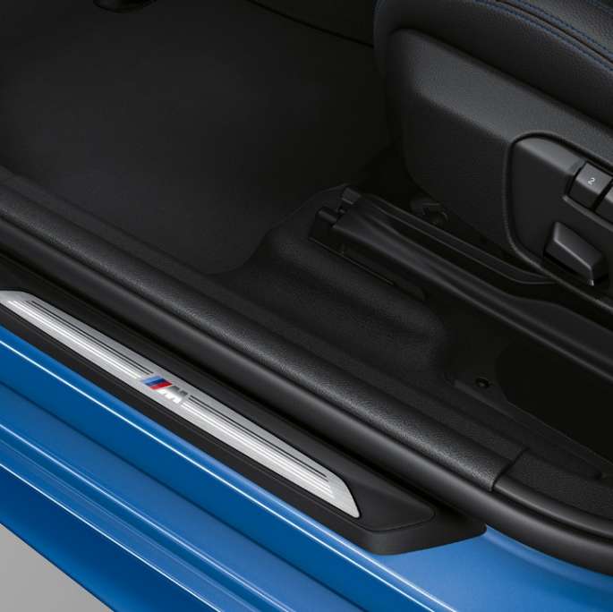 Deurdrempels BMW 2 Reeks Gran Tourer 220d xDrive Model M Sport F46 2018 Misano Blau metallic close-up 