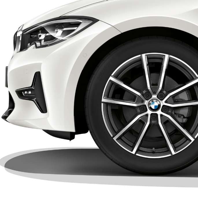 BMW 3 Reeks Berline, Model Sport lichtmetalen velg Close-up van de lichtmetalen velg van de BMW 3 Reeks Berline met de uitrusting van het model Sport.