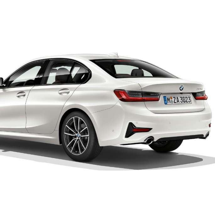 BMW 3 Reeks Berline, Model Sport achterkant Driekwart achteraanzicht van de BMW 3 Reeks Berline met de uitrusting van het model Sport.