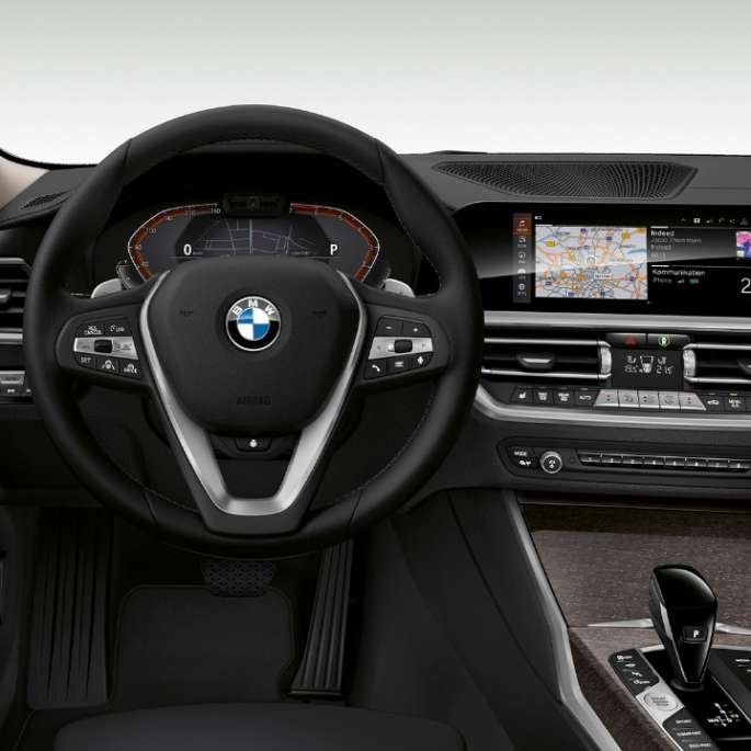 BMW 3 Reeks Berline, Model Luxury cockpit Frontale close-up van de cockpit aan bestuurderszijde van de BMW 3 Reeks Berline met de uitrusting van het model Luxury.