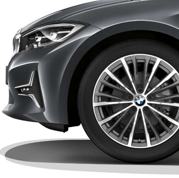 BMW 3 Reeks Berline, Model Luxury lichtmetalen velg Close-up van de lichtmetalen velg van de BMW 3 Reeks Berline met de uitrusting van het model Luxury.