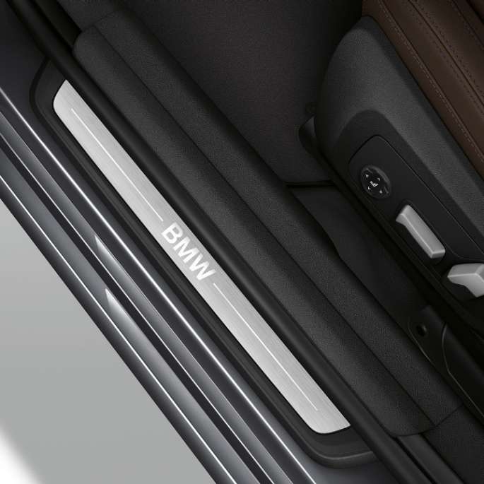 BMW 3 Reeks Berline, Model Luxury deurdrempel Aanzicht van bovenaf van de deurdrempels van de BMW 3 Reeks Berline met de uitrusting van het model Luxury.