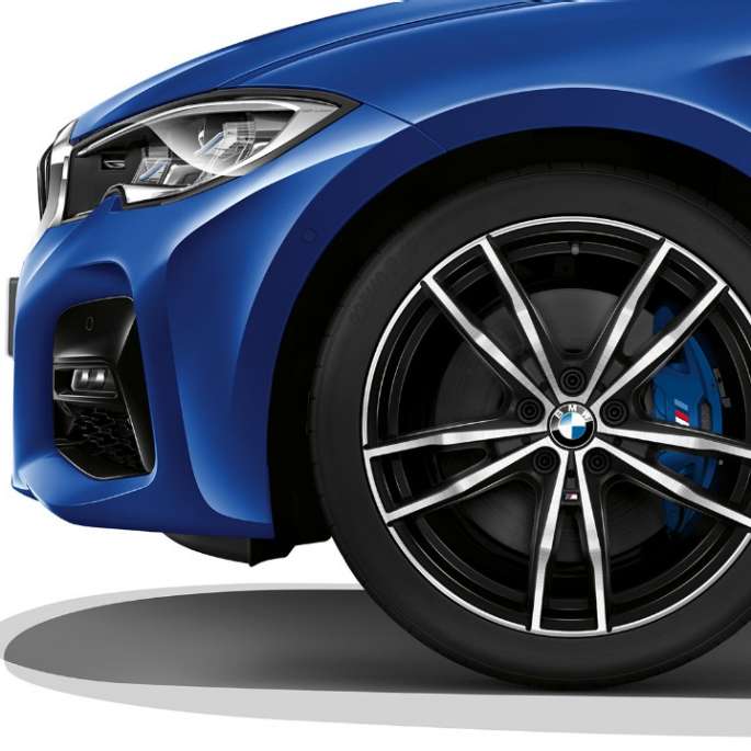 BMW 3 Reeks Berline, Model M Sport lichtmetalen velg Close-up van de lichtmetalen velg van de BMW 3 Reeks Berline met de uitrusting van het model M Sport.
