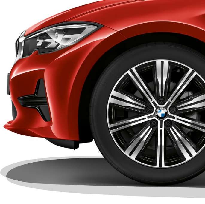BMW 3 Reeks Berline, Model Advantage lichtmetalen velg Close-up van de lichtmetalen velg van de BMW 3 Reeks Berline met de uitrusting van het model Advantage.