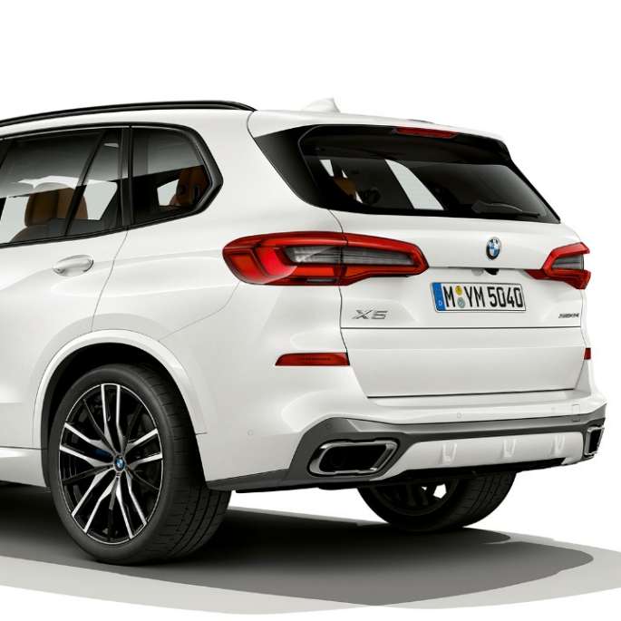 Model M Sport BMW X5 xDrive40i SUV G05 2018 Mineralweiß metallic driekwart achteraanzicht