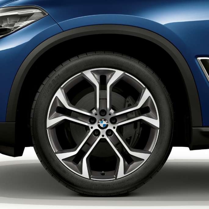 Model xLine BMW X5 xDrive40i SUV G05 2018 Phytonicblau metallic zijdelingse voorkant met velg