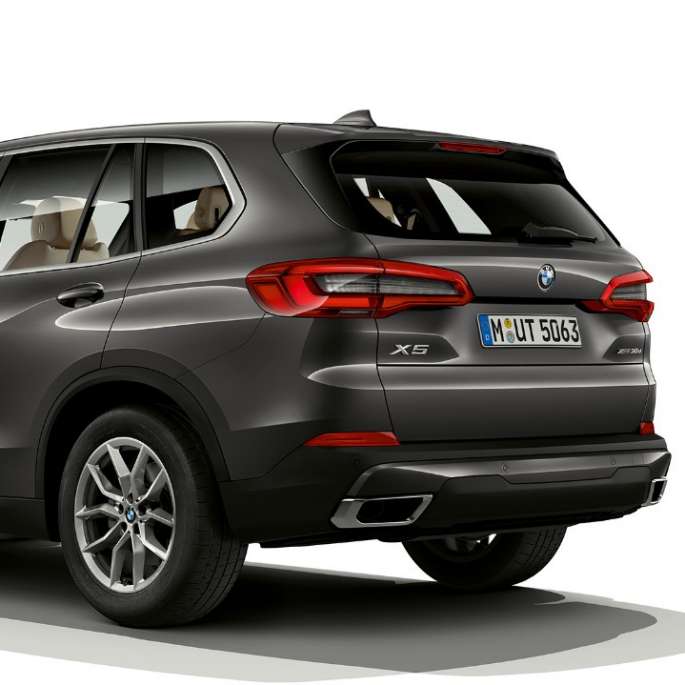 Basismodel BMW X5 xDrive30d SUV G05 2018 Sophistograu Brillanteffekt metallic driekwart achteraanzicht