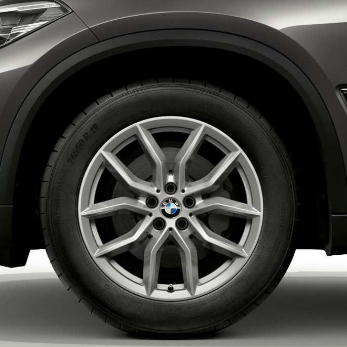 Basismodel BMW X5 xDrive30d SUV G05 2018 Sophistograu Brillanteffekt metallic zijdelingse voorkant met velg